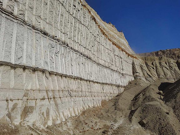 Bimsstein-Wand für den Abbau Beeindruckend große Bimsstein-Wand, von der abgebaut wird