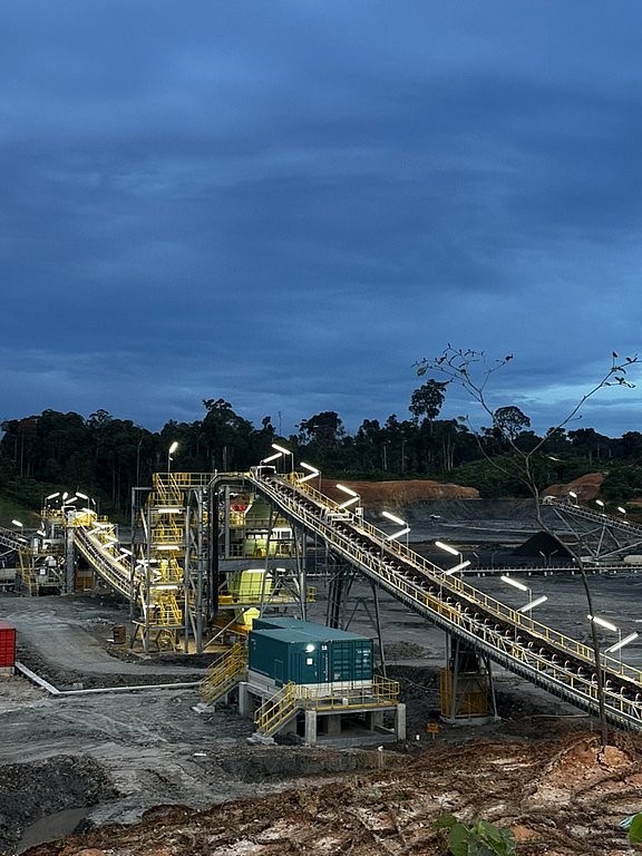 Nachtaufnahme der Kohle Aufbereitungsanlage in Indonesien. Kohlewäsche mit Aufbereitungsanlage von allmineral.