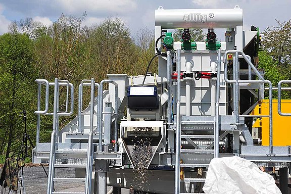 Mobile Aufbereitung mit allmineral Ansicht einer alljig-Maschine, die transportierbar ist