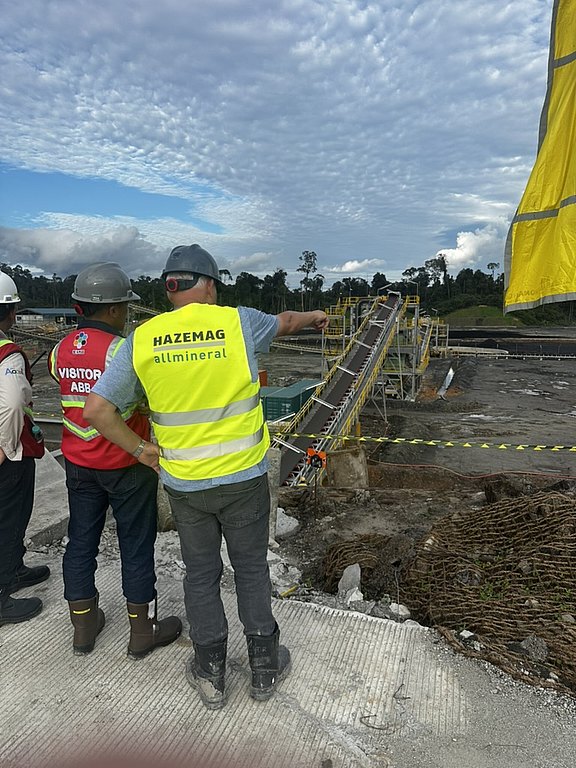 Arbeiter der Kohle Aufbereitungsanlage in Indonesien begutachten den Fortschritt. Kohlewäsche mit Aufbereitungsanlage von allmineral.