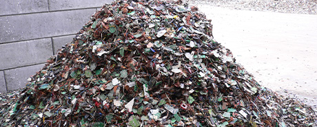 Aufbereitung von Recycling-Material Haufenweise unverarbeitetes Recycling-Material