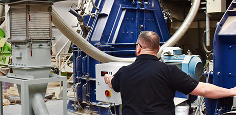 allmineral Testing Center Untersuchung einer Anlage durch Mitarbeiter