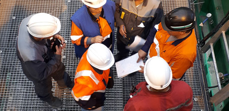 Kompetente Unterstützung in der Produktion Mehrere Mitarbeiter beraten über Vorgehen